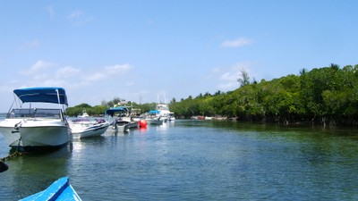 Boat yard and moorings, Mida creek.JPG